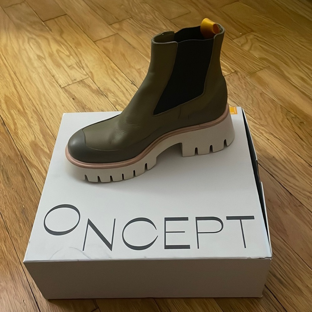 Gorgeous. BNIB Oncept silver moss boot size 7